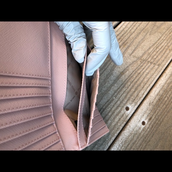 MICHAEL KORS JET SET TRAVEL LARGE TRIFOLD WALLET - Picture 3 of 8